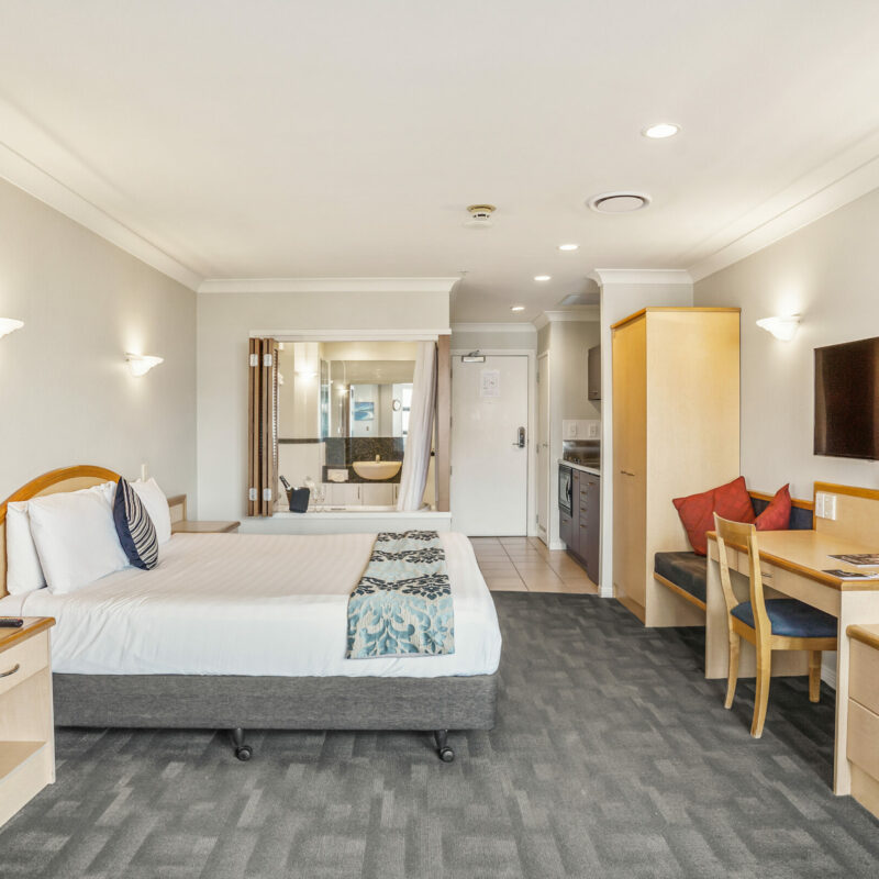 Parkside Hotel Deluxe King full room (1)
